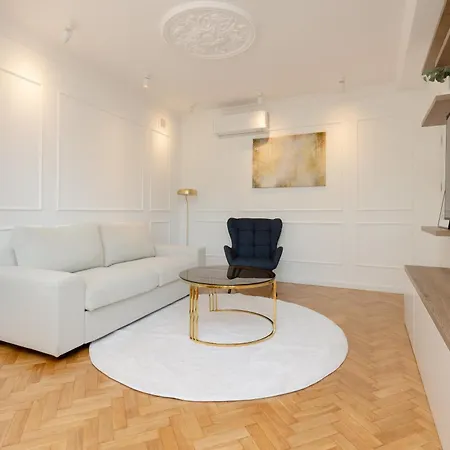 Apartman In The Centre Of By Renters